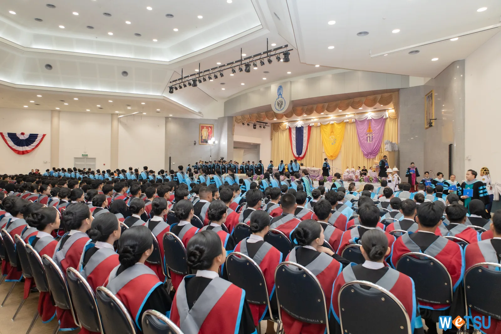 ผู้สำเร็จการศึกษาจากมหาวิทยาลัยทักษิณ ประจำปีการศึกษา 2568 นั่งภายในหอประชุมเฉลิมพระเกียรติ วิทยาเขตพัทลุง