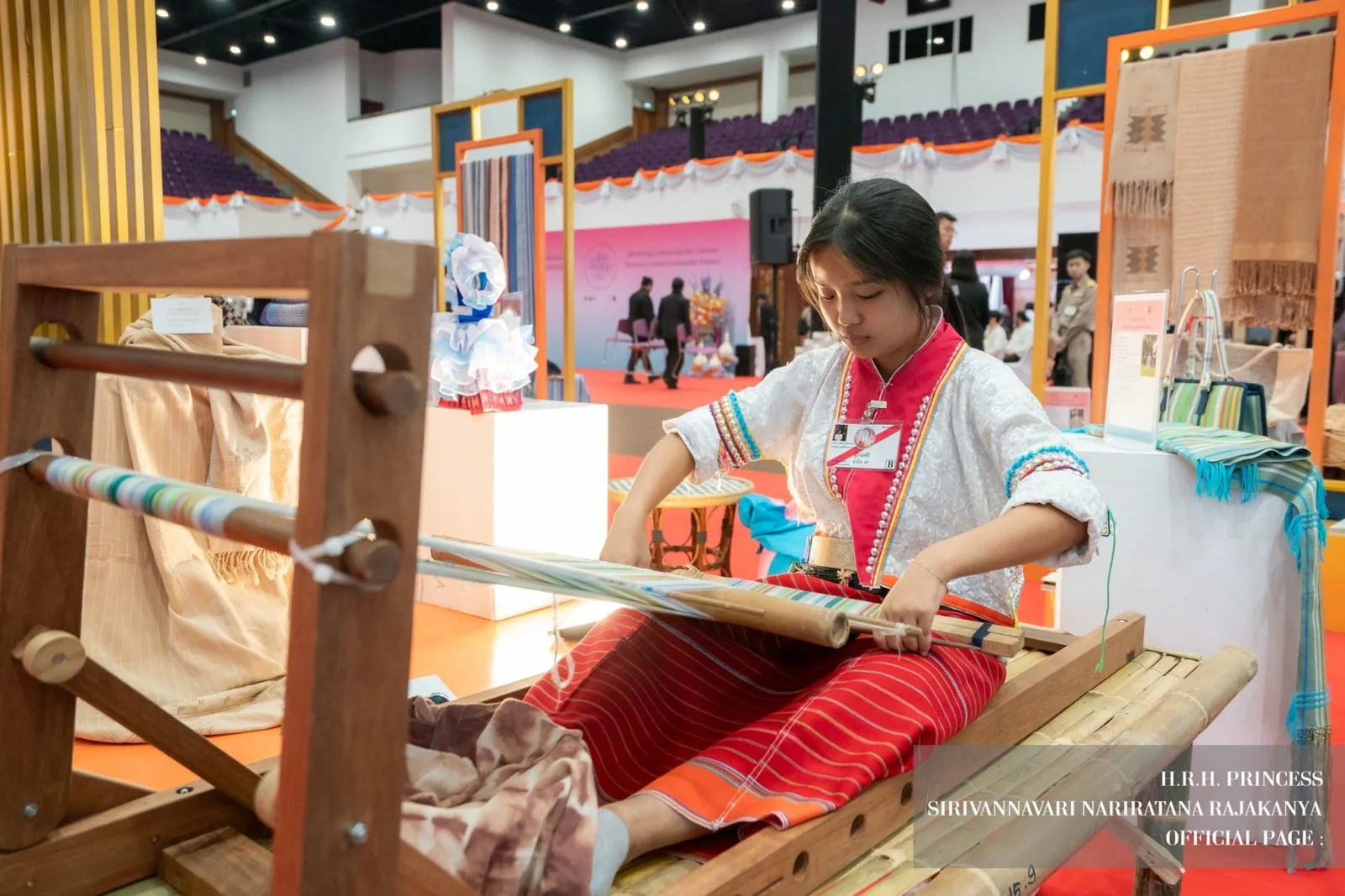 การทอผ้าในนิทรรศการภูมิปัญญาผ้าไทยและงานหัตถกรรมชุมชนภาคเหนือ มหาวิทยาลัยเชียงใหม่ มีนาคม 2569
