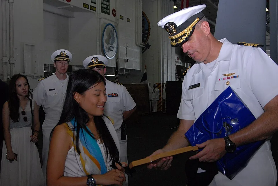 ภาพถ่ายวันที่ 8 สิงหาคม ค.ศ. 2011 บนเรือบรรทุกเครื่องบิน USS George Washington ที่ท่าเรือแหลมฉบัง