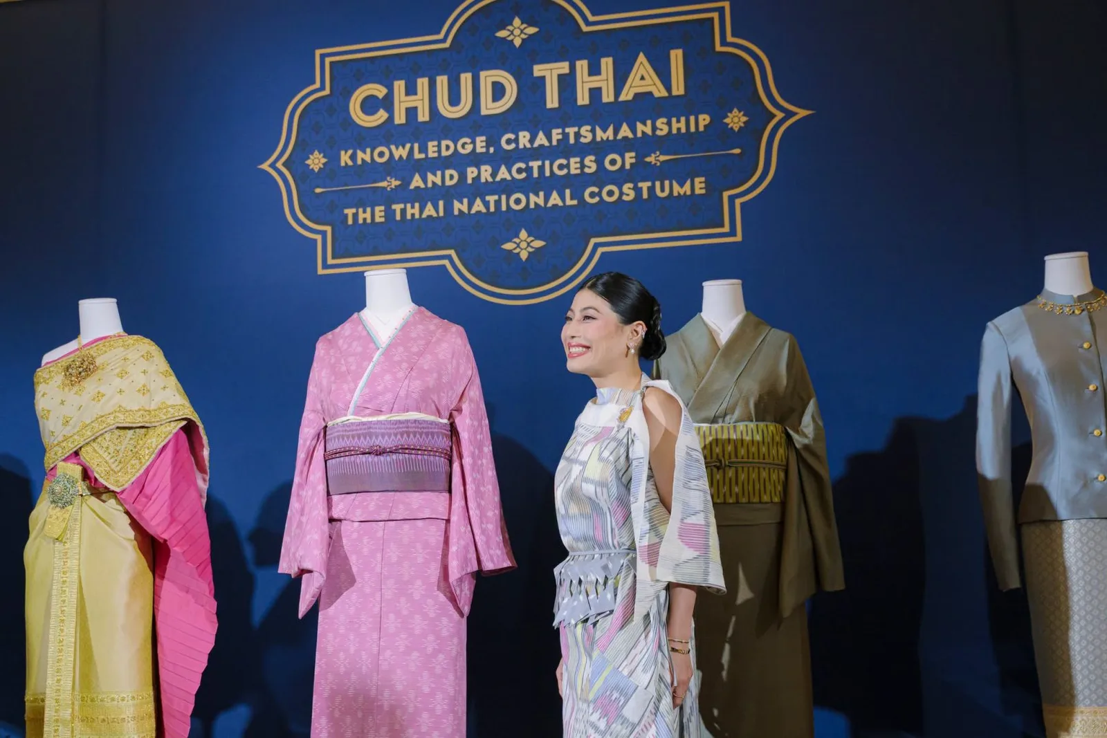 ชุดไทยที่จัดแสดงหน้าป้ายชื่องาน CHUD THAI Knowledge, Craftsmanship and Practices of the Thai National Costume