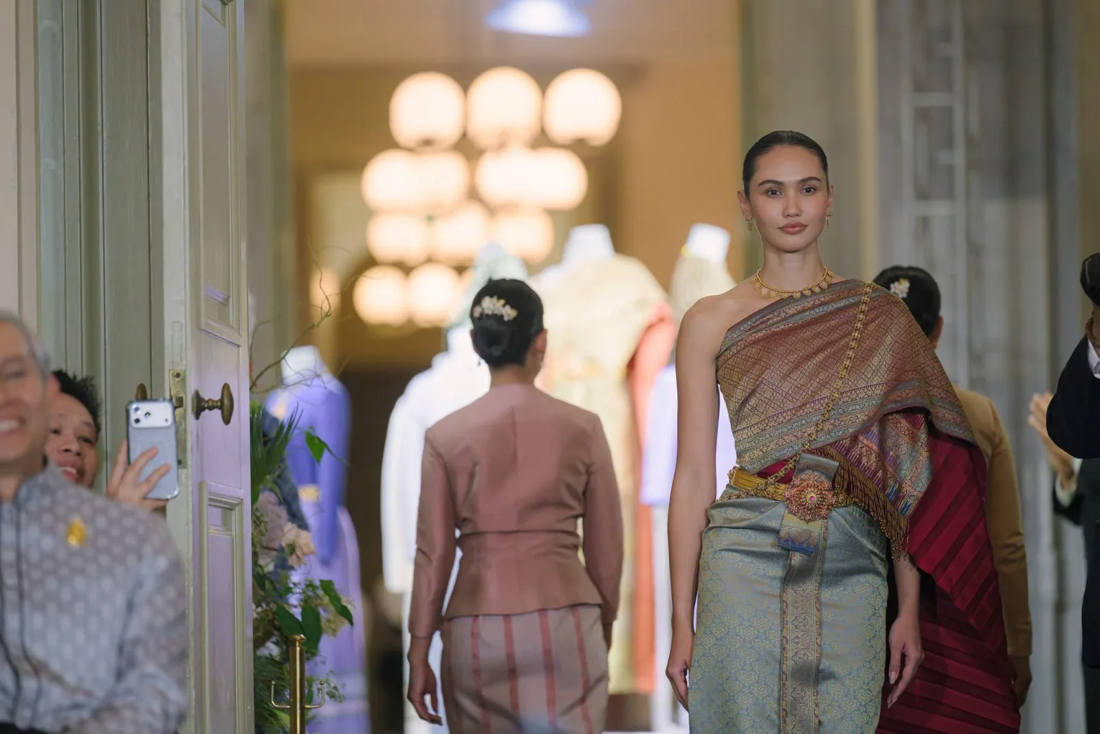 การแสดงแบบชุดไทยพระราชนิยมและเสื้อพระราชทาน ในงานชุดไทย ณ Hyokeikan, Tokyo National Museum