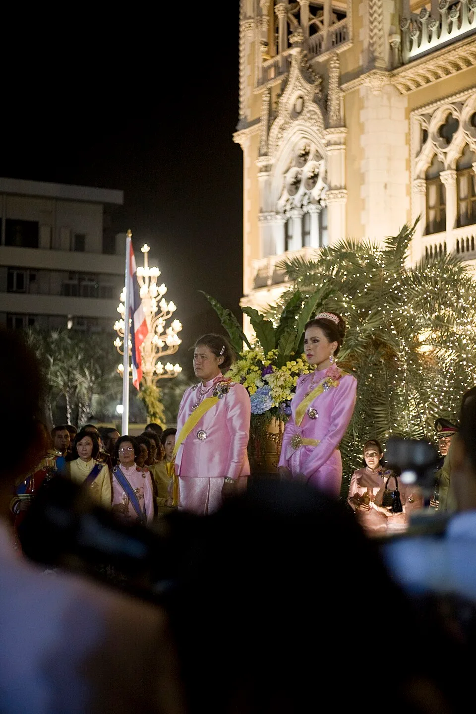 ภาพถ่าย ทูลกระหม่อมหญิงอุบลรัตนราชกัญญา สิริวัฒนาพรรณวดี และ สมเด็จพระกนิษฐาธิราชเจ้า กรมสมเด็จพระเทพรัตนราชสุดา ฯ สยามบรมราชกุมารี ณ ทำเนียบรัฐบาล วันที่ 7 ธันวาคม 2552