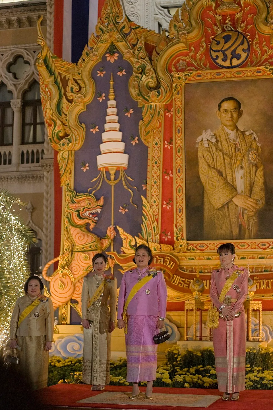 ภาพถ่ายงานสโมสรสันนิบาตที่รัฐบาลจัด วันที่ 7 ธันวาคม 2553 ด้านขวาสุดคือ ทูลกระหม่อมหญิงอุบลรัตนราชกัญญา สิริวัฒนาพรรณวดี