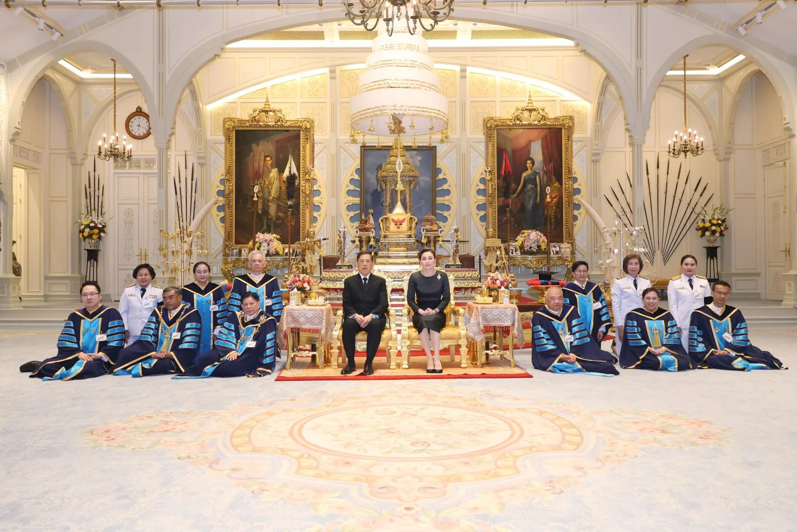 คณะผู้บริหารมหาวิทยาลัยสงขลานครินทร์ ในชุดครุยวิทยฐานะ ณ พระที่นั่งอัมพรสถาน วันที่ 12 ตุลาคม 2569