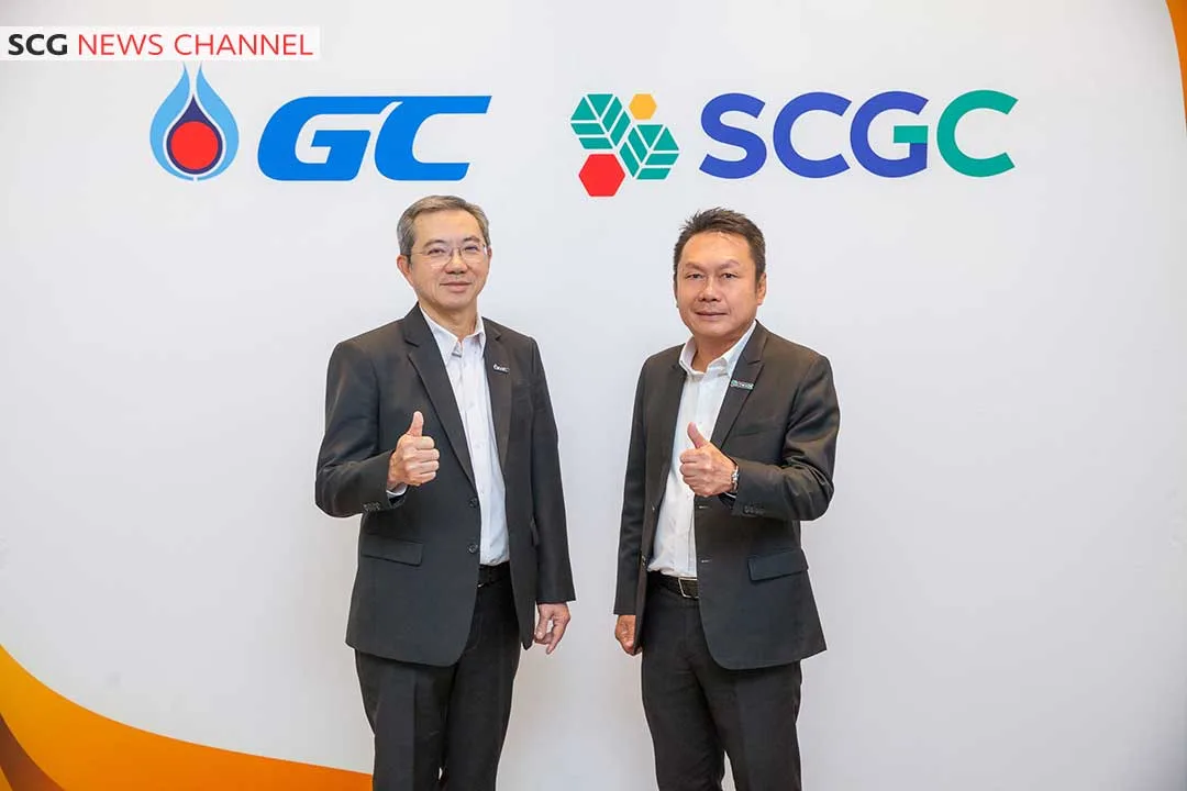 ผู้บริหาร GC และ SCGC สองคนยืนหน้าฉากโลโก้สองบริษัท