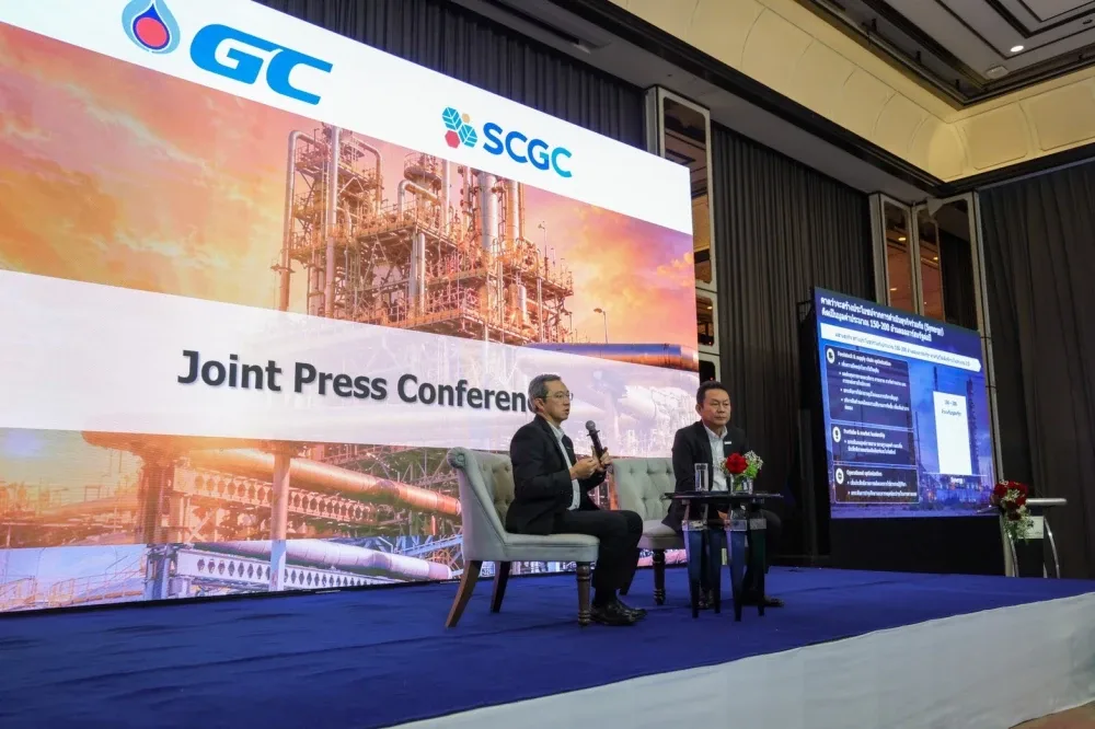 เวทีแถลงข่าวร่วมของ GC และ SCGC มีผู้บริหารนั่งบนเวทีและจอข้อมูลด้านข้าง