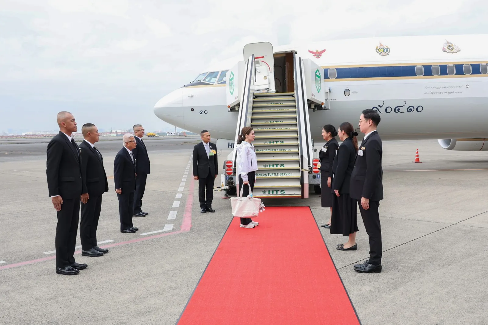ภาพจากหน่วยราชการในพระองค์ เครื่องบินพระที่นั่ง ในข่าว เสด็จพระราชดำเนินโดยเครื่องบินพระที่นั่ง จากเมืองซัปโปโร ไปยังกรุงโตเกียว วันที่ 20 ตุลาคม 2569
