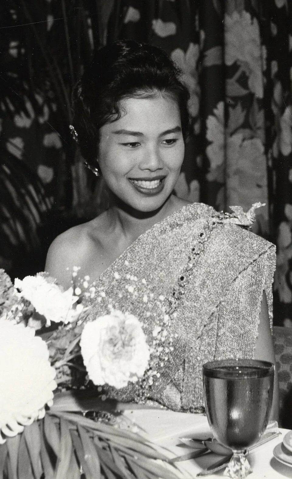 ภาพถ่ายเดือนกรกฎาคม ค.ศ. 1960 ที่บอสตัน สหรัฐอเมริกา ร่วมกับนายกเทศมนตรี John F. Collins (ตัดภาพ)