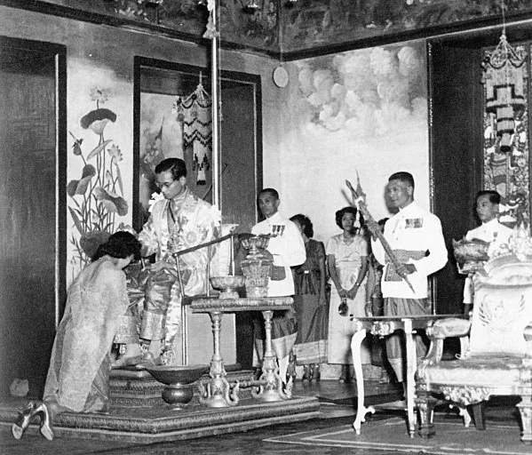 วันที่ 5 พฤษภาคม 2493 พระบาทสมเด็จพระบรมชนกาธิเบศร มหาภูมิพลอดุลยเดชมหาราช บรมนาถบพิตร ทรงหลั่งน้ำพระมหาสังข์ ทรงเจิมแล้วพระราชทานเครื่องราชอิสริยาภรณ์