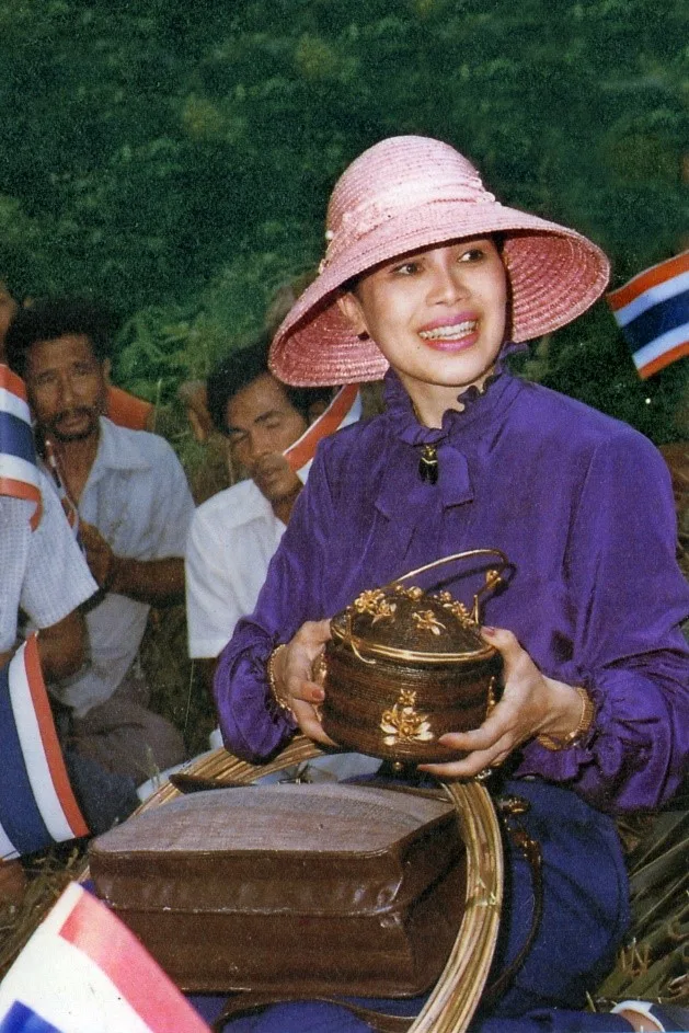 สมเด็จพระนางเจ้าสิริกิติ์ พระบรมราชินีนาถ พระบรมราชชนนีพันปีหลวง ทรงใช้กระเป๋าทรงถือสานด้วยย่านลิเภา ประกอบและตกแต่งด้วยฝีมือช่างทองของศิลปาชีพ
