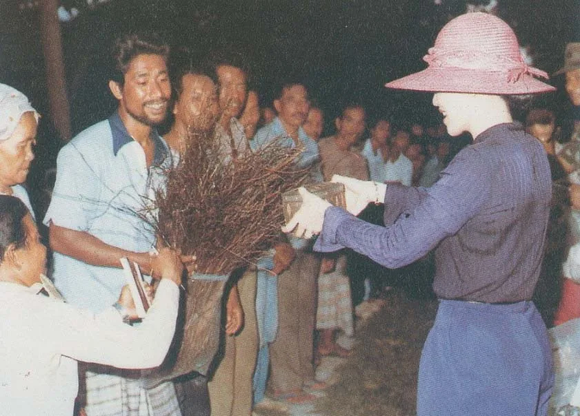 เสด็จฯ ไปทอดพระเนตรและทรงศึกษาย่านลิเภาพันธุ์ต่าง ๆ