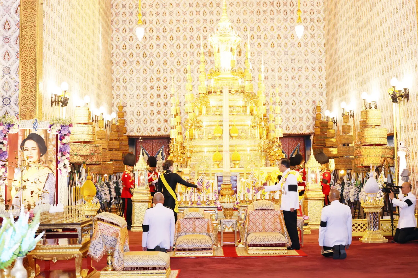 ภาพข่าวหน่วยราชการในพระองค์ ครบรอบ 1 ปี วันสวรรคต ณ พระที่นั่งดุสิตมหาปราสาท ภาพมุมกว้าง