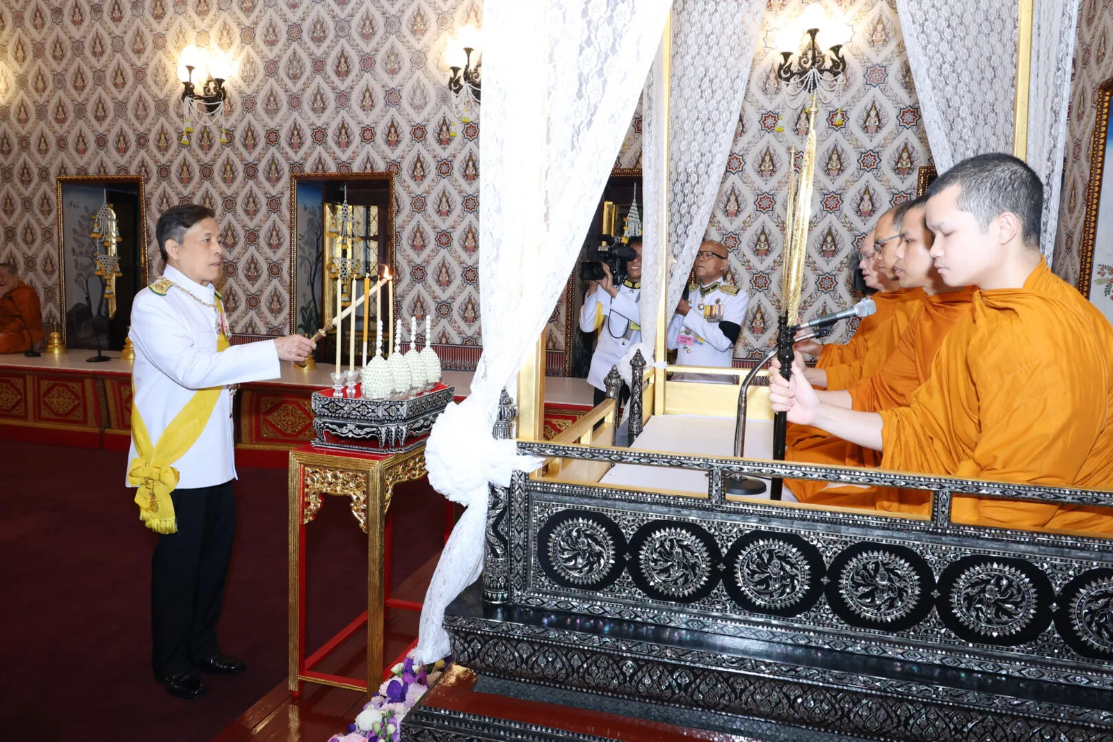 ภาพบันทึกจากหน่วยราชการในพระองค์ ครบรอบ 1 ปี วันสวรรคต ณ พระที่นั่งดุสิตมหาปราสาท ภาพที่ 4