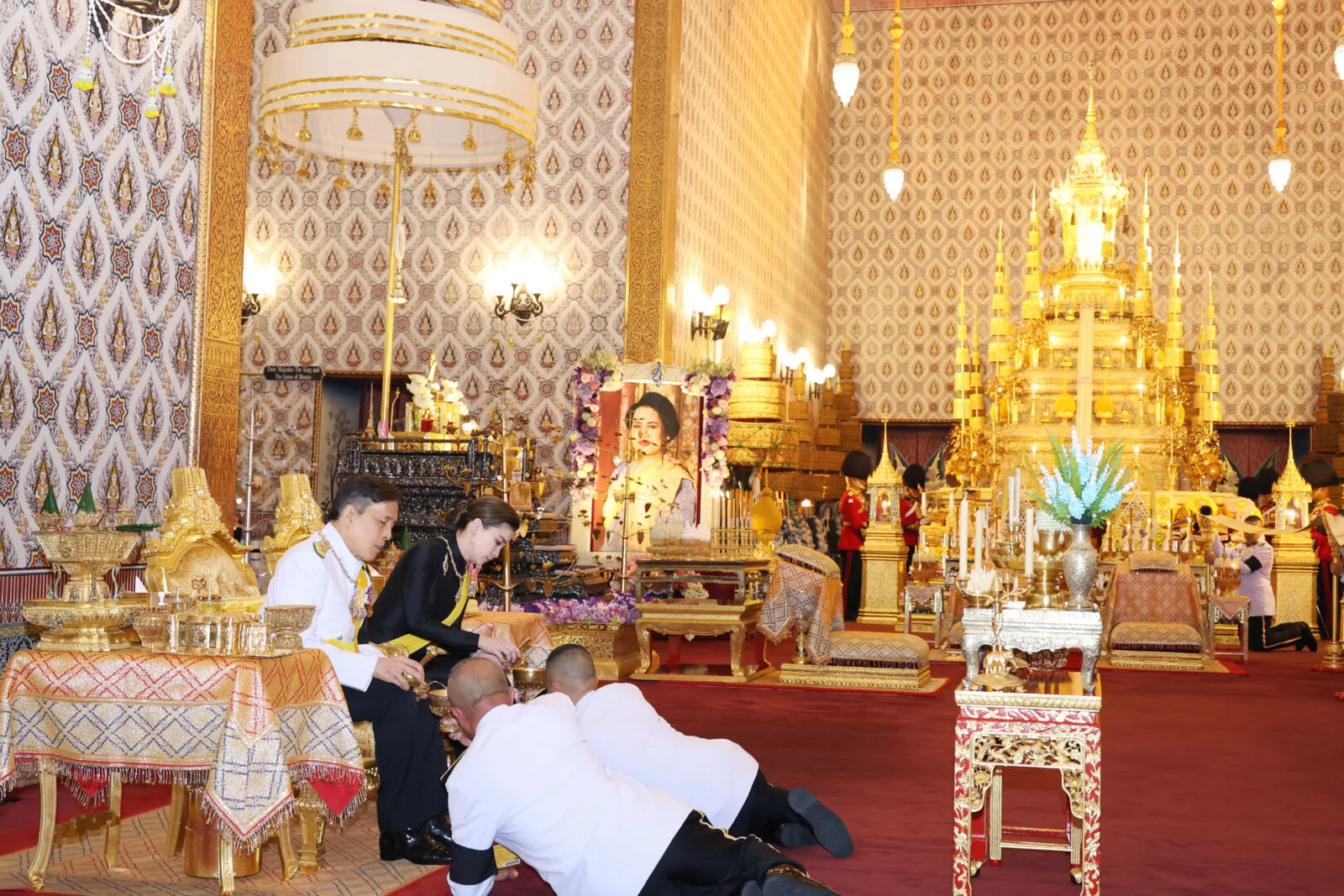ภาพบันทึกจากหน่วยราชการในพระองค์ ครบรอบ 1 ปี วันสวรรคต ณ พระที่นั่งดุสิตมหาปราสาท ภาพที่ 6