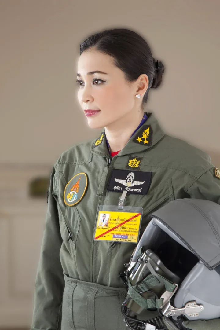 ภาพทางการด้านการบิน สมเด็จพระนางเจ้าสุทิดา พัชรสุธาพิมลลักษณ พระบรมราชินี พร้อมหมวกนักบิน