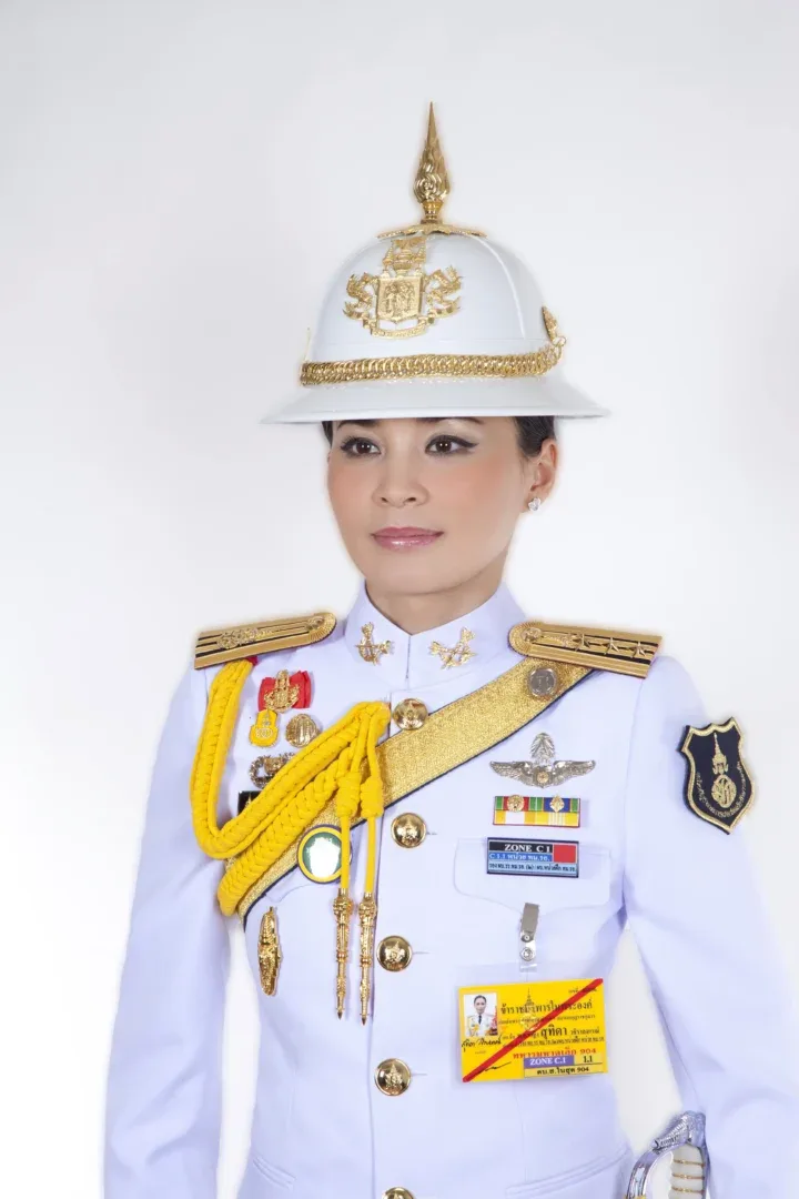 ภาพทางการด้านการทหาร สมเด็จพระนางเจ้าสุทิดา พัชรสุธาพิมลลักษณ พระบรมราชินี ใน ฉลองพระองค์ เครื่องแบบพิธีการสีขาว