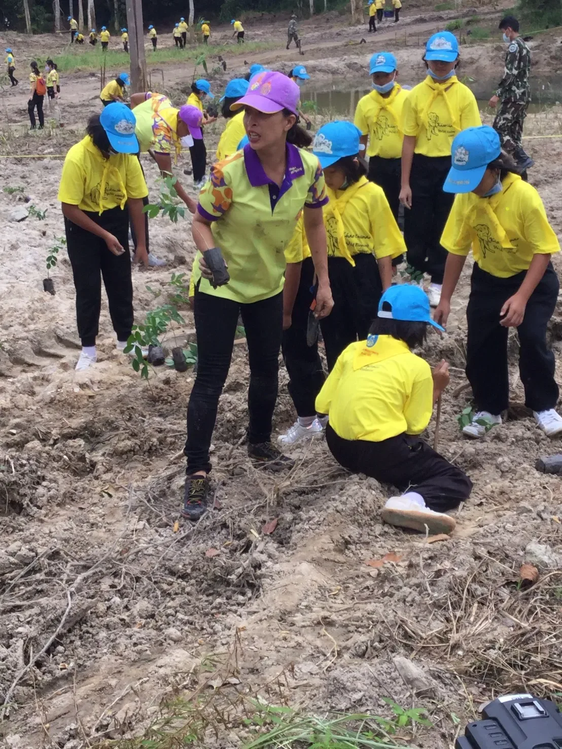 จิตอาสาปลูกต้นไม้ในโครงการพัชรสุธาคชานุรักษ์ ภาพจากเว็บไซต์หน่วยราชการในพระองค์