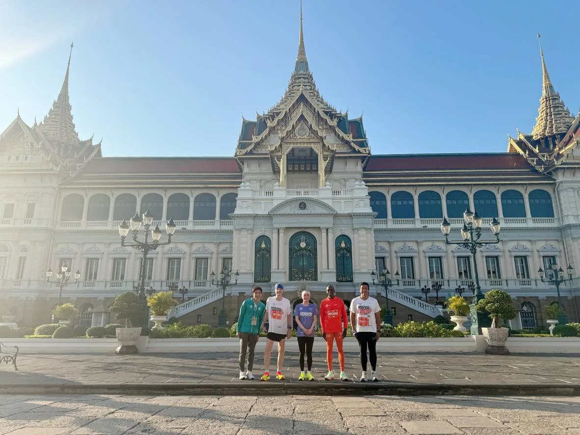 ผู้ร่วมงานวิ่ง “อะเมซิ่ง ไทยแลนด์ มาราธอน แบงค็อก 2024” ถ่ายภาพหมู่ วันที่ 1 ธันวาคม 2567