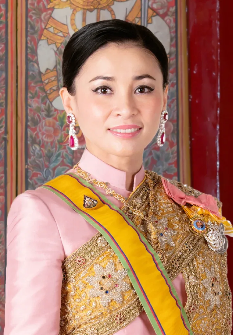 ภาพทางการ สมเด็จพระนางเจ้าสุทิดา พัชรสุธาพิมลลักษณ พระบรมราชินี จากหน่วยราชการในพระองค์