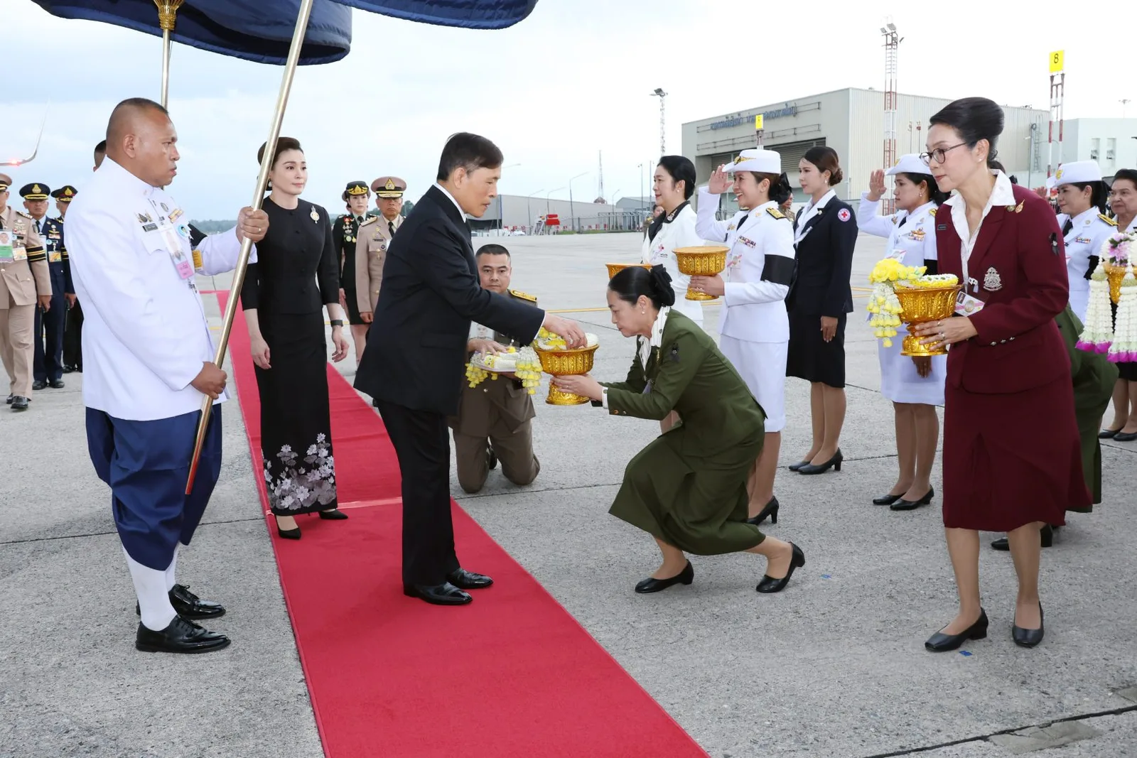 ข้าราชการหญิงพร้อมพานพวงมาลัยที่ท่าอากาศยาน