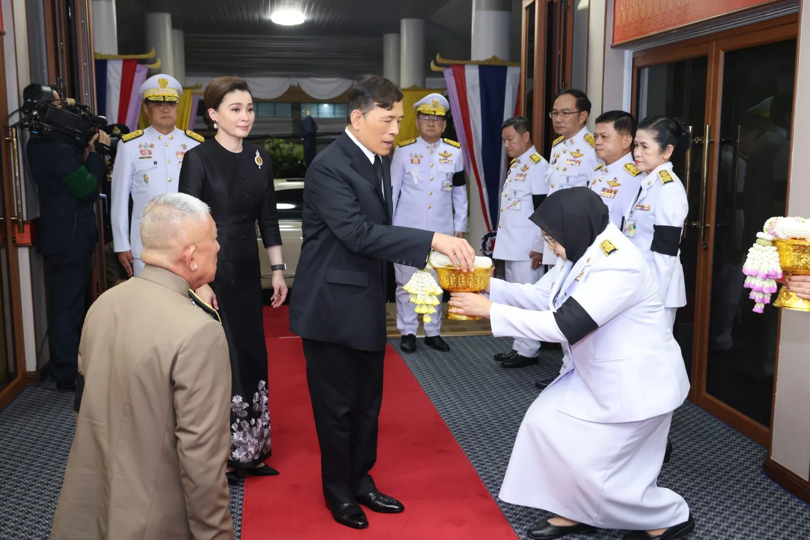 พานพวงมาลัยบนพรมแดง ช่วงค่ำ วันที่ 10 ตุลาคม 2569