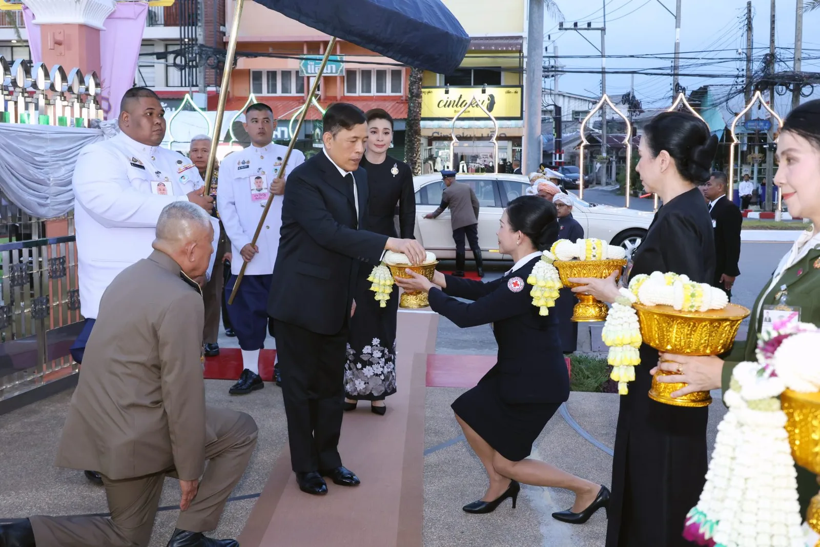 พานพวงมาลัยและผู้มารอรับที่จังหวัดปัตตานี
