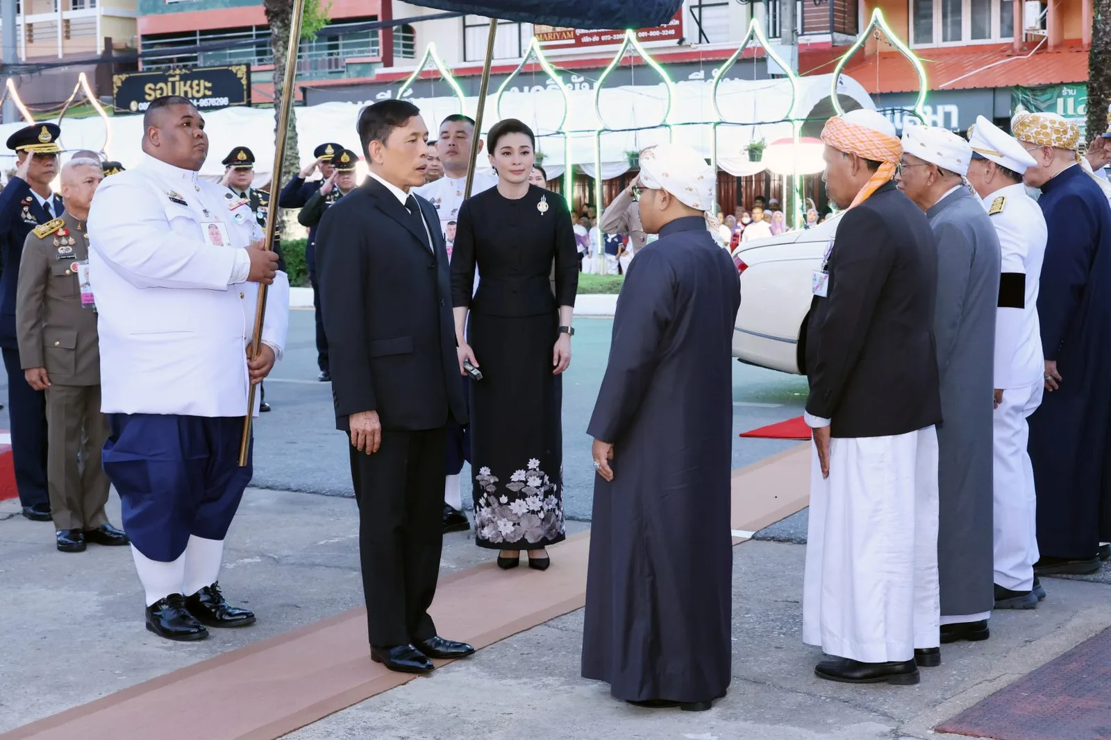 ผู้นำศาสนาอิสลามในชุดคลุมยาวยืนเรียงแถว ที่จังหวัดปัตตานี