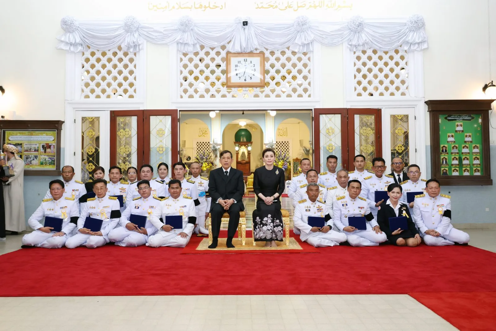 ภาพหมู่ในห้องโถงมัสยิดกลางจังหวัดปัตตานี