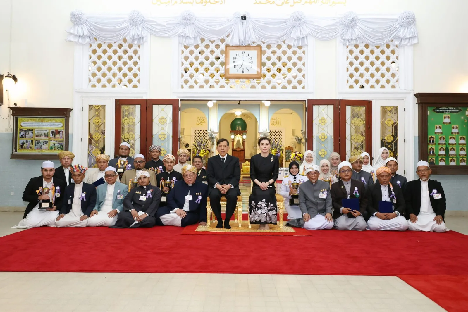 ภาพหมู่ผู้ได้รับรางวัลพร้อมถ้วยรางวัล การทดสอบการอัญเชิญพระมหาคัมภีร์อัลกุรอานระดับประเทศ ครั้งที่ 19 ในห้องโถงมัสยิดกลางจังหวัดปัตตานี
