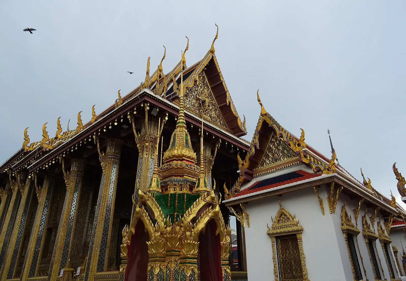 พระอุโบสถวัดพระศรีรัตนศาสดาราม มุมด้านข้าง ภาพถ่ายเมื่อ พ.ศ. 2561