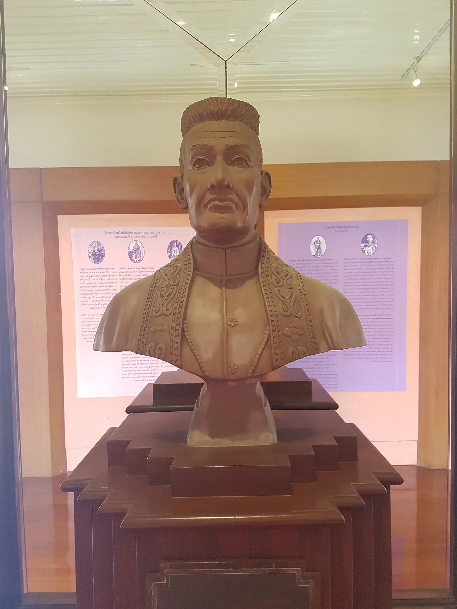 พระบรมรูป ครึ่งองค์ของรัชกาลที่ 1 ที่พิพิธภัณฑสถานแห่งชาติ ราชบุรี ภาพถ่ายเมื่อ พ.ศ. 2560