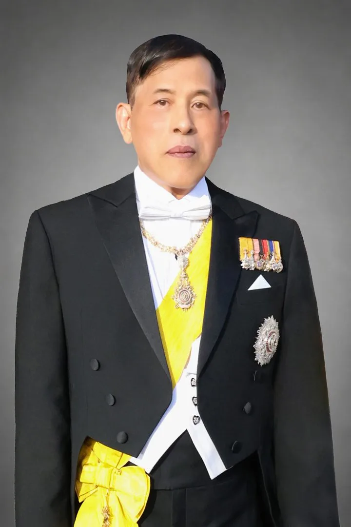 พระบรมฉายาลักษณ์ รัชกาลที่ 10 ภาพทางการในชุดสากลพร้อมสายสะพาย จากหน้า ดาวน์โหลดพระบรมฉายาลักษณ์