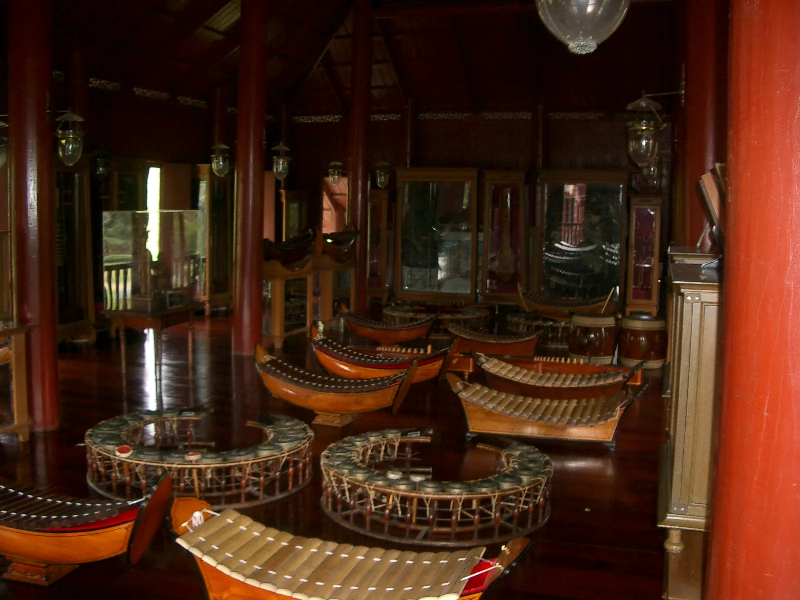เครื่องดนตรีไทยรวมทั้งระนาดหลายราง จัดแสดงในพิพิธภัณฑ์ภายในอุทยาน ร.2 อำเภออัมพวา