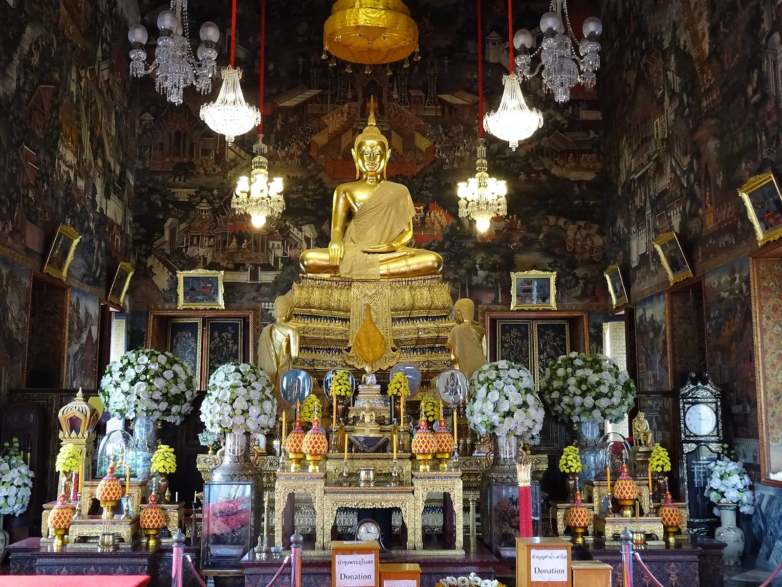 พระประธานในพระอุโบสถวัดอรุณราชวราราม ภาพถ่ายเมื่อ พ.ศ. 2561