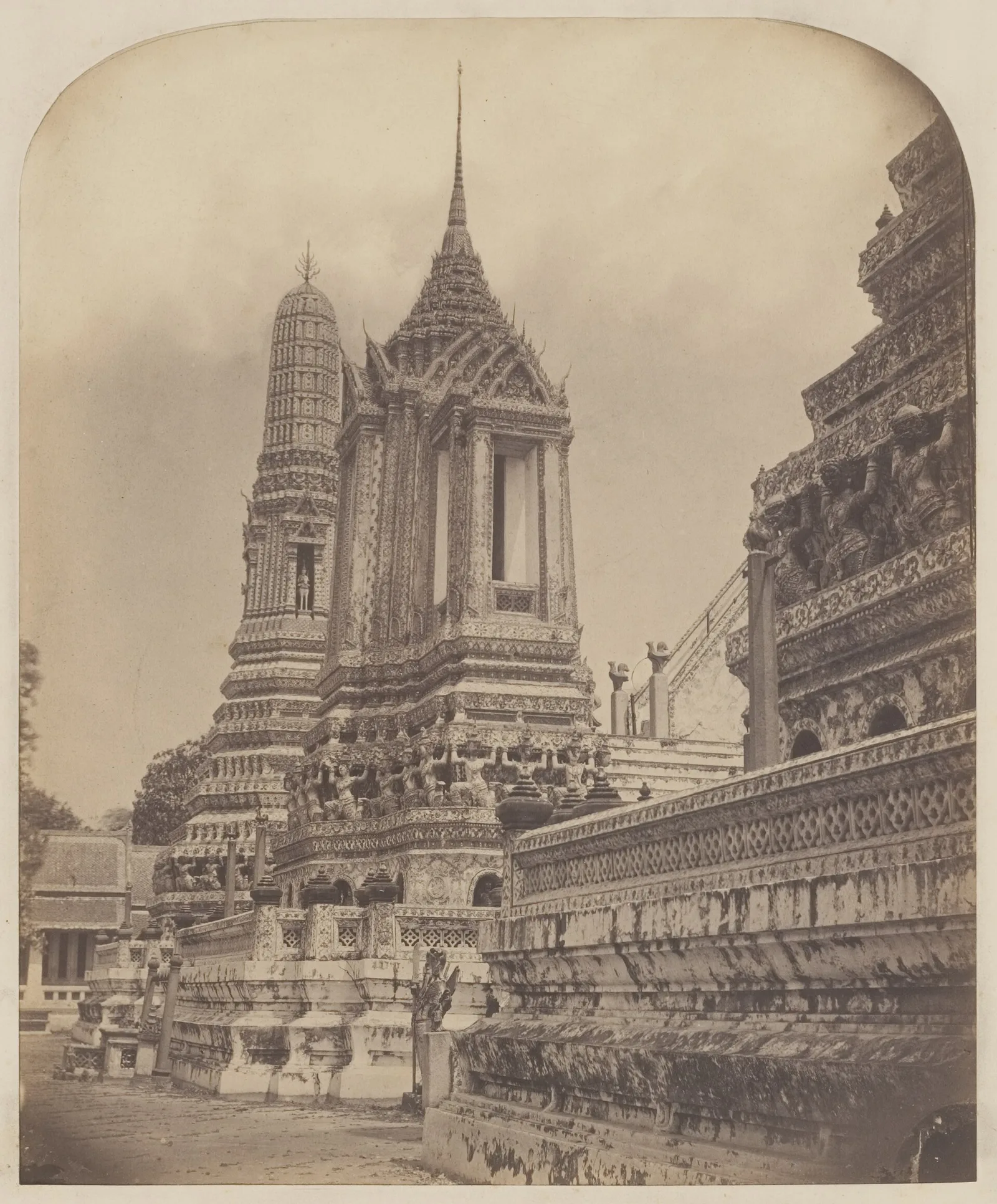 ภาพถ่ายเก่า พระปรางค์วัดอรุณราชวราราม ถ่ายโดย Isidore van Kinsbergen เมื่อ พ.ศ. 2405