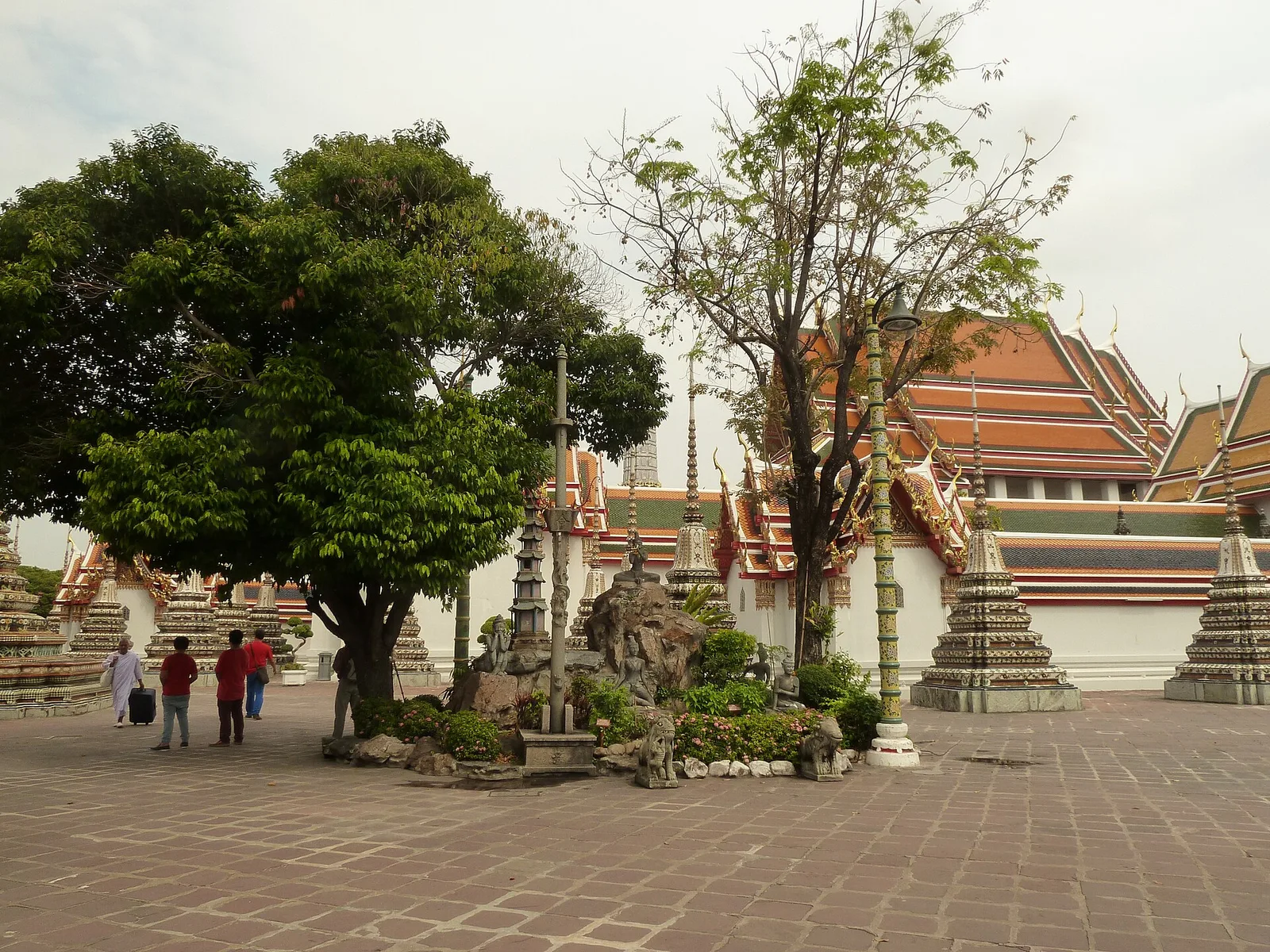 ลานภายในวัดพระเชตุพนวิมลมังคลาราม ภาพถ่ายเมื่อ พ.ศ. 2558