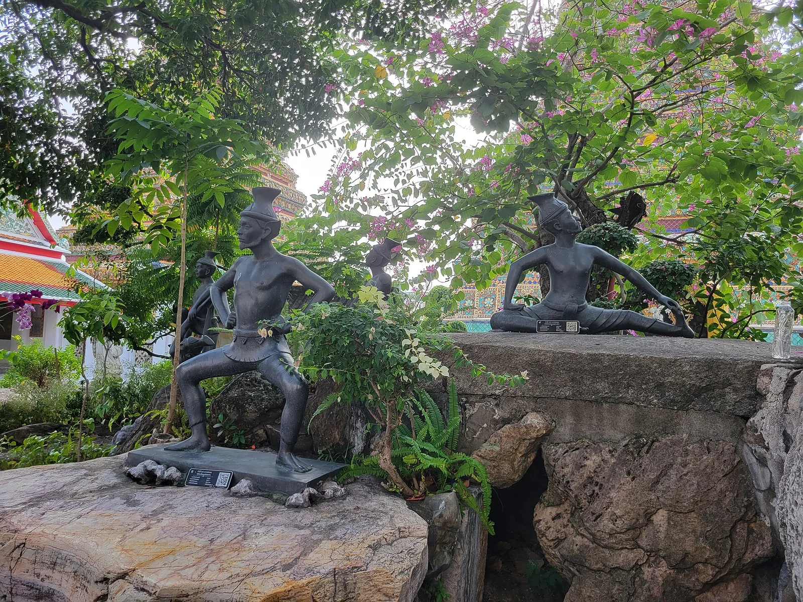 รูปฤาษีดัดตนบนเขามอในวัดพระเชตุพนวิมลมังคลาราม ภาพถ่ายเมื่อ พ.ศ. 2567