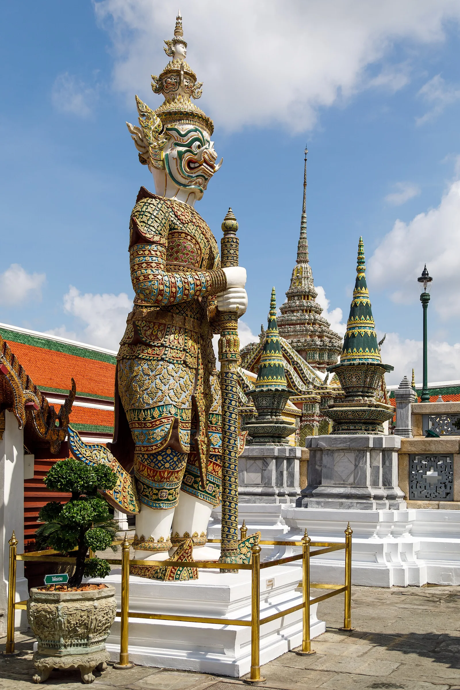 ยักษ์ทวารบาลที่ประตูพระระเบียงวัดพระศรีรัตนศาสดาราม ภาพถ่ายเมื่อ พ.ศ. 2560