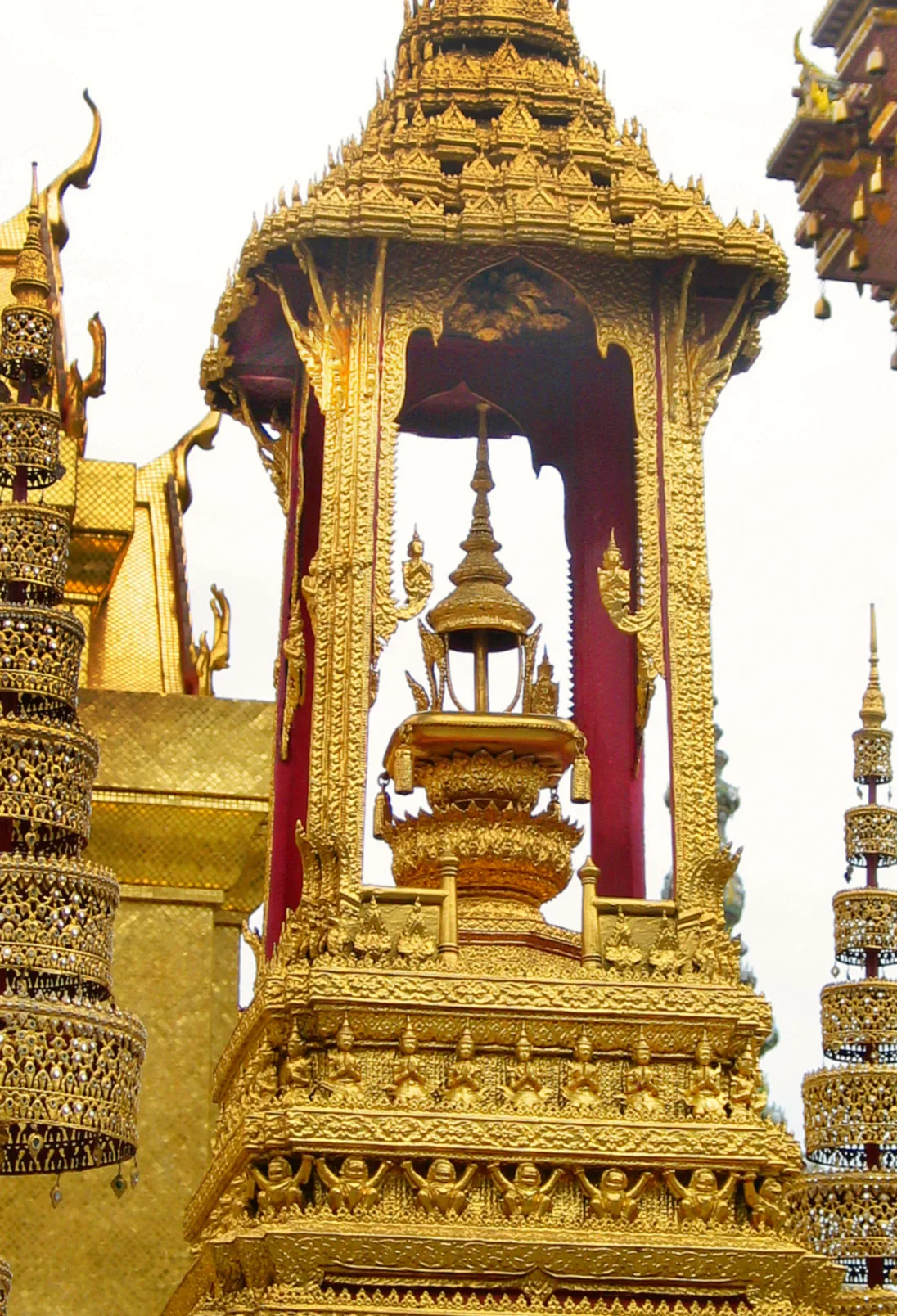 บุษบกประดับตรามงกุฎ เครื่องหมายประจำรัชกาลที่ 4 ในวัดพระศรีรัตนศาสดาราม ภาพถ่าย พ.ศ. 2549