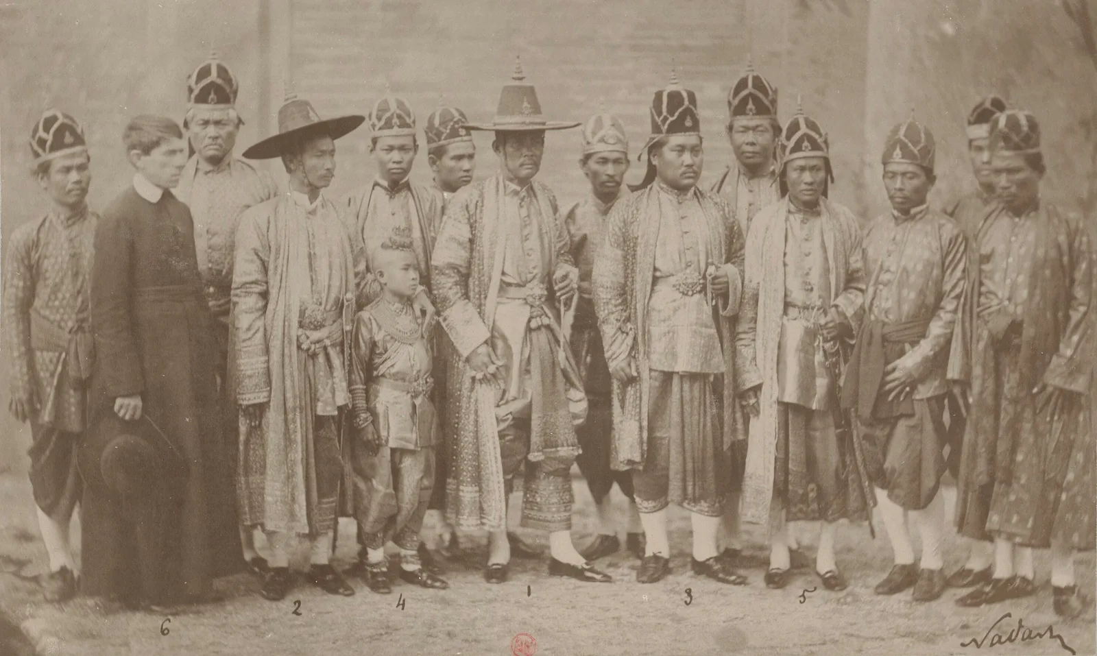 ภาพถ่ายเก่าโดย Nadar ค.ศ. 1861 คณะทูตสยาม 3 คน ผู้ช่วยทูต และบาทหลวงลาร์นอดี ที่ฝรั่งเศส