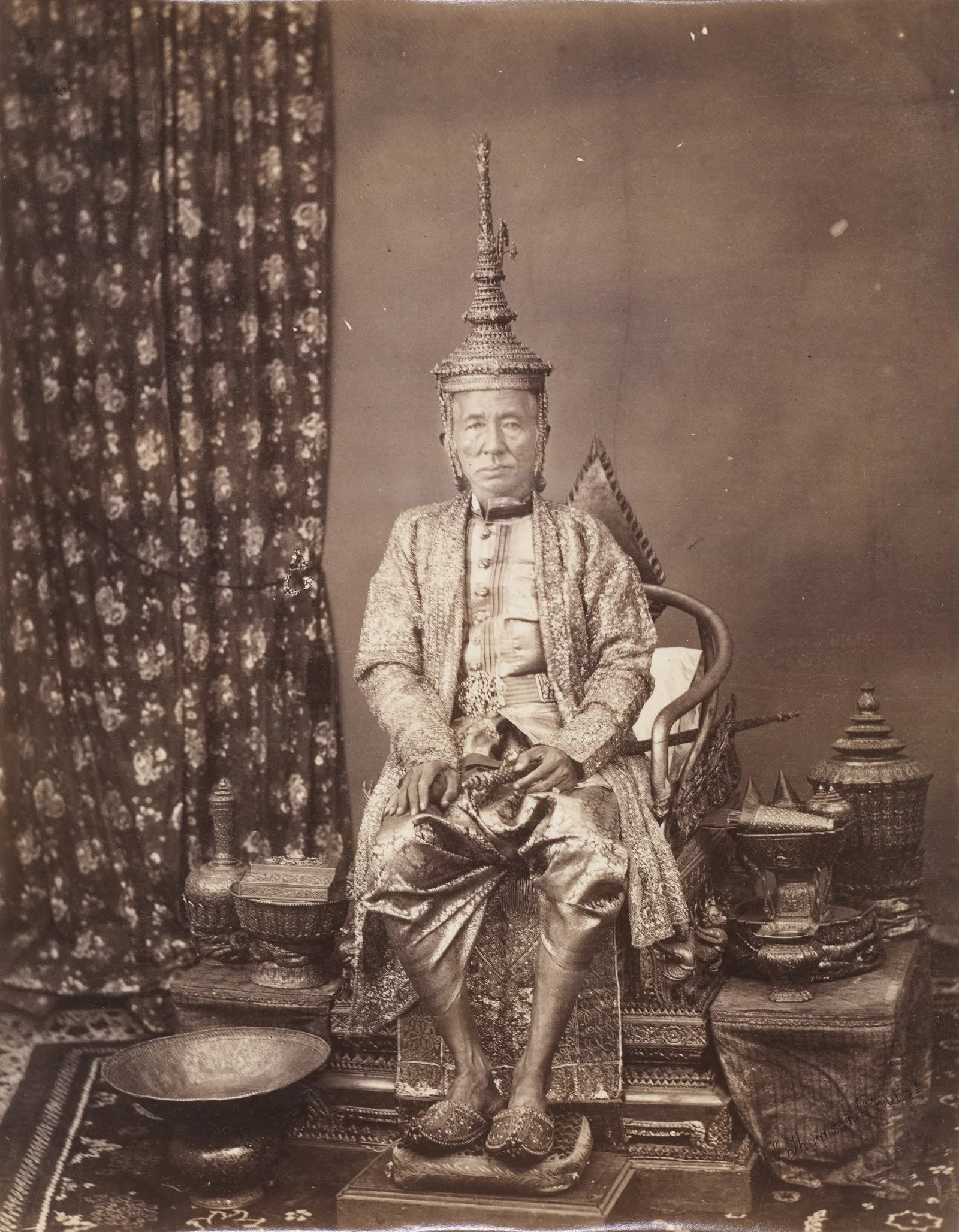 พระบรมฉายาลักษณ์ รัชกาลที่ 4 ภาพถ่ายเก่าโดย John Thomson พ.ศ. 2408 (ค.ศ. 1865)
