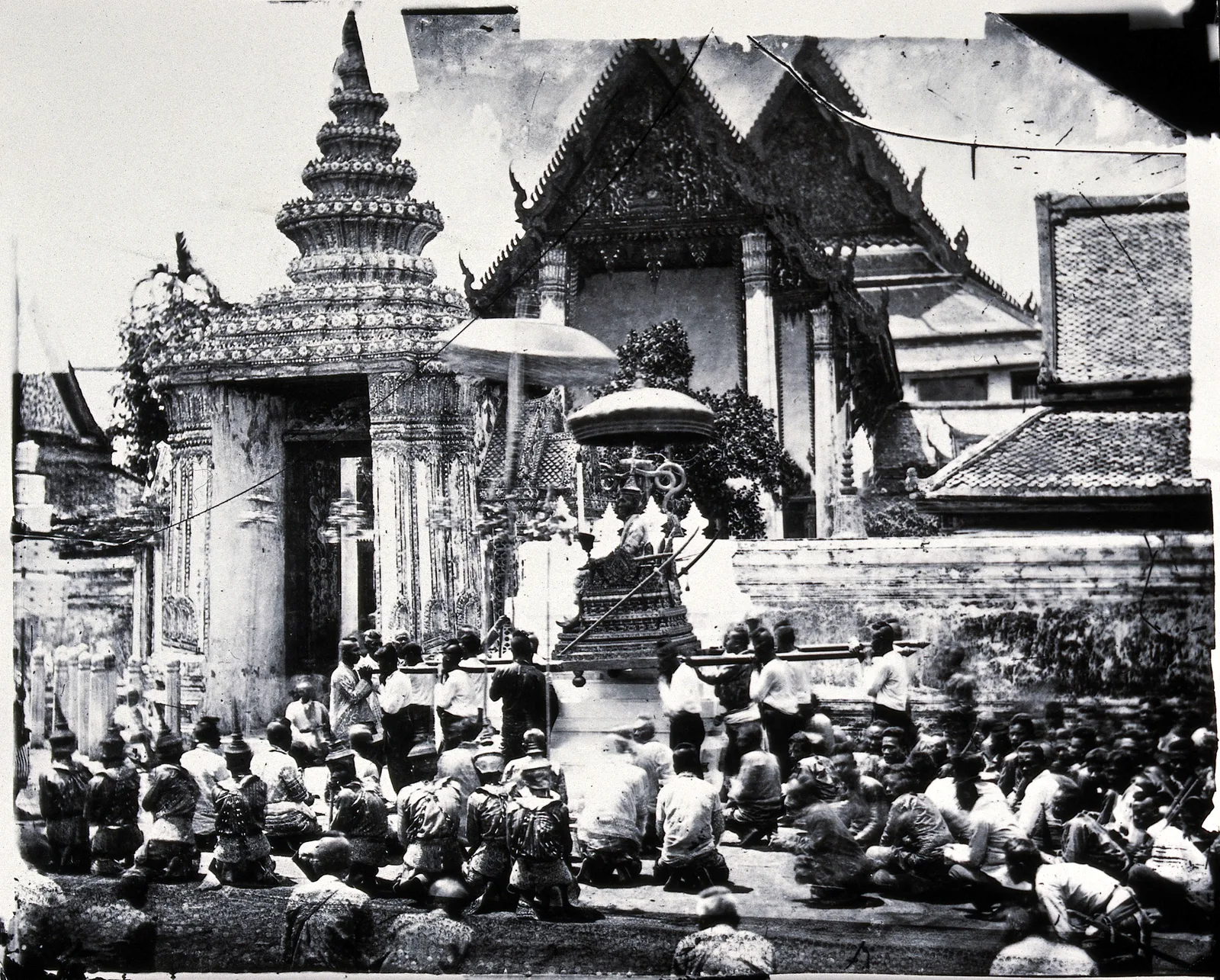 ภาพถ่ายของ John Thomson วันที่ 13 ตุลาคม ค.ศ. 1865 ขบวนที่วัดพระเชตุพนวิมลมังคลาราม ตามคำบรรยายของ Wellcome Collection