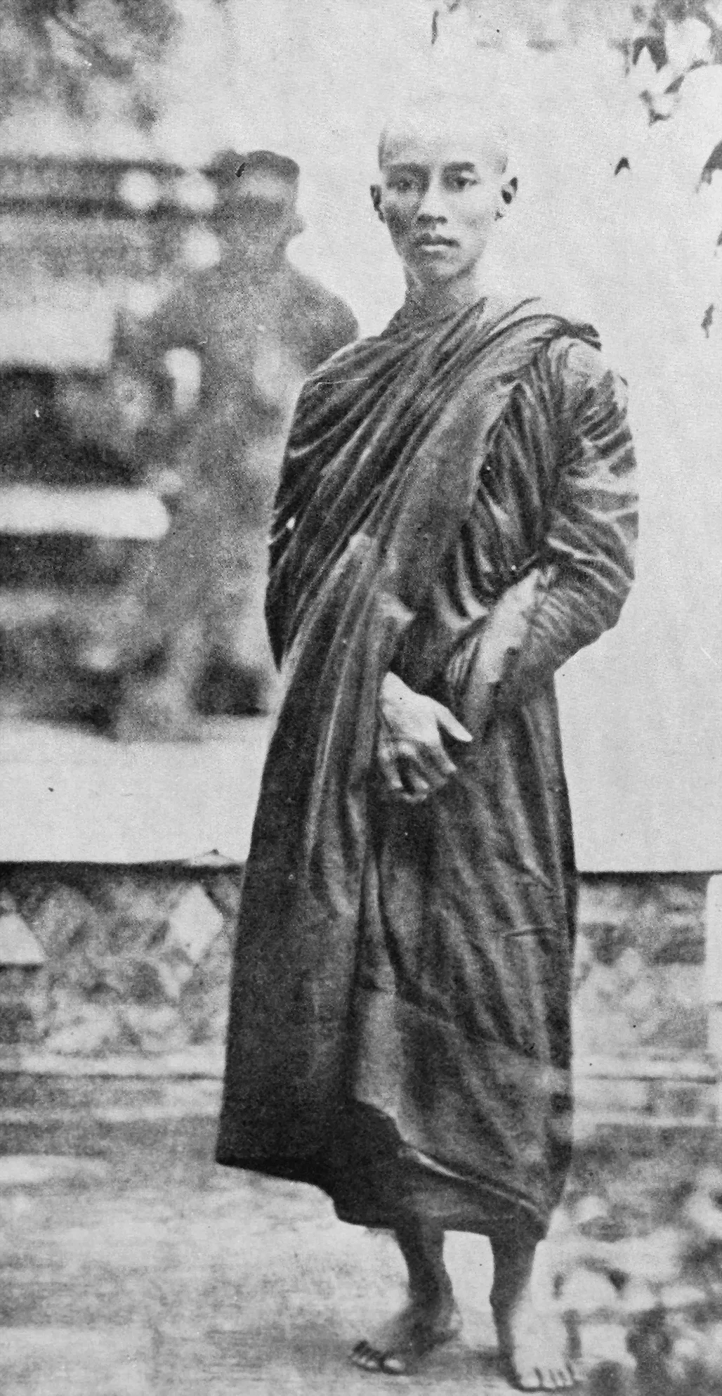ภาพถ่ายเก่า พ.ศ. 2416 (ค.ศ. 1873) รัชกาลที่ 5 ขณะ ทรงผนวช ภาพโดย Francis Chit