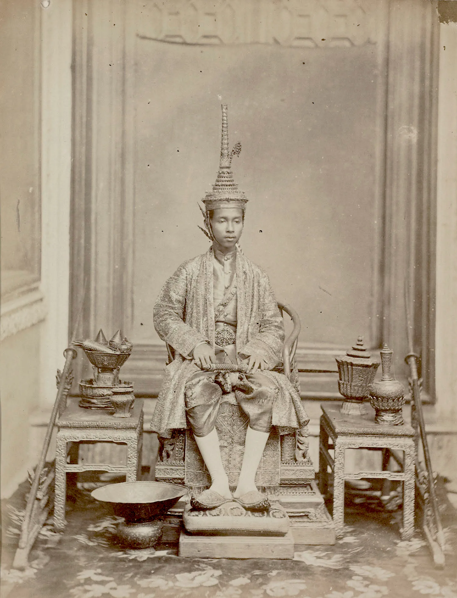 ภาพถ่ายเก่า 11 พฤศจิกายน พ.ศ. 2411 รัชกาลที่ 5 ใน พระราชพิธีบรมราชาภิเษก ครั้งแรก