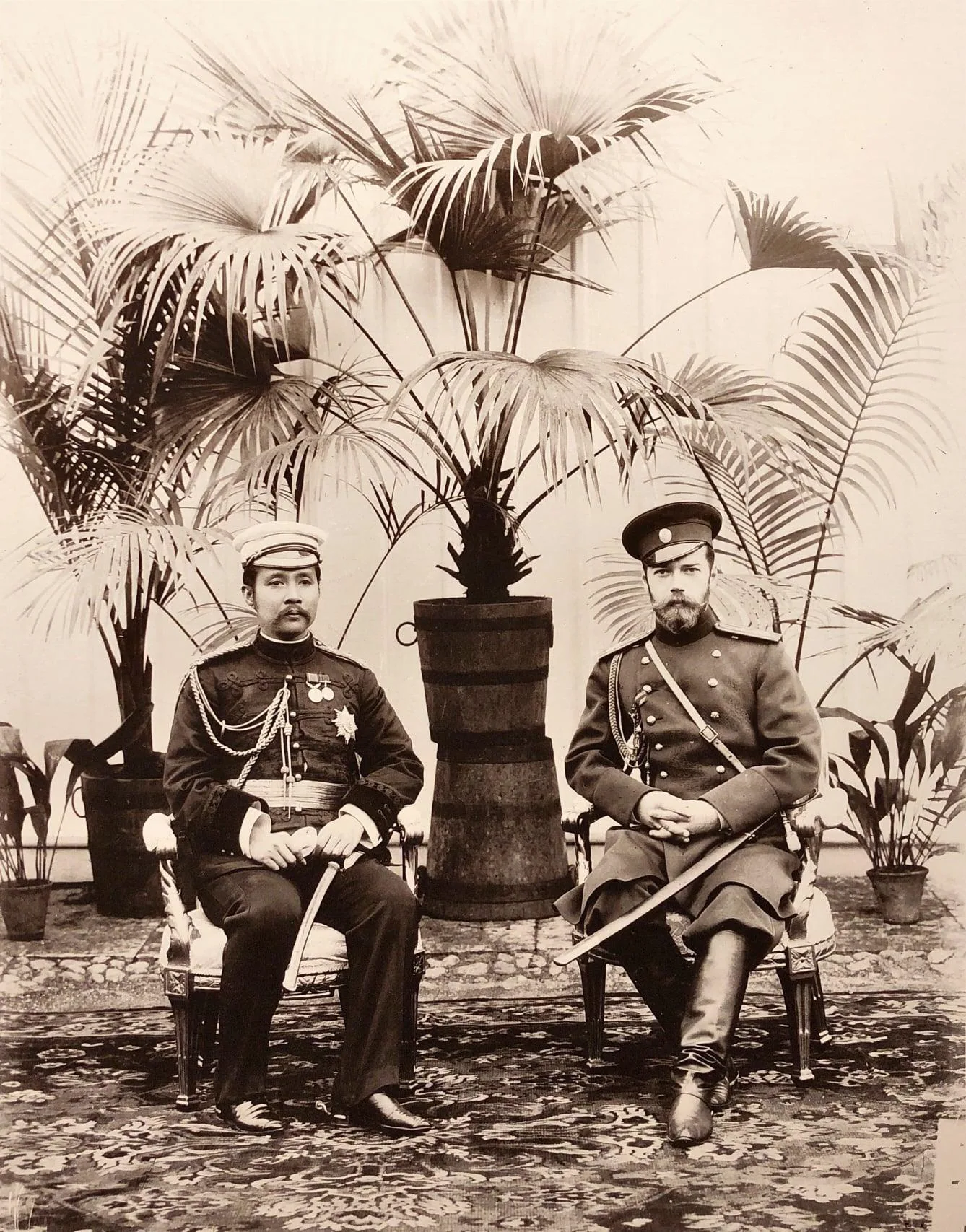 ภาพถ่ายเก่า ค.ศ. 1897 รัชกาลที่ 5 กับจักรพรรดินิโคลัสที่ 2 แห่งรัสเซีย ระหว่าง เสด็จประพาสยุโรป ครั้งแรก