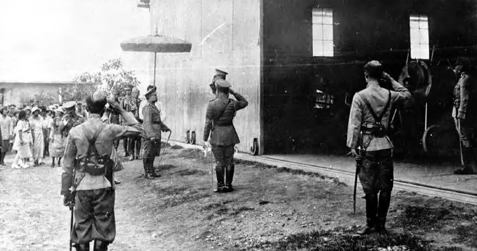 ภาพถ่ายเก่า ค.ศ. 1914 รัชกาลที่ 6 ที่โรงเก็บเครื่องบิน