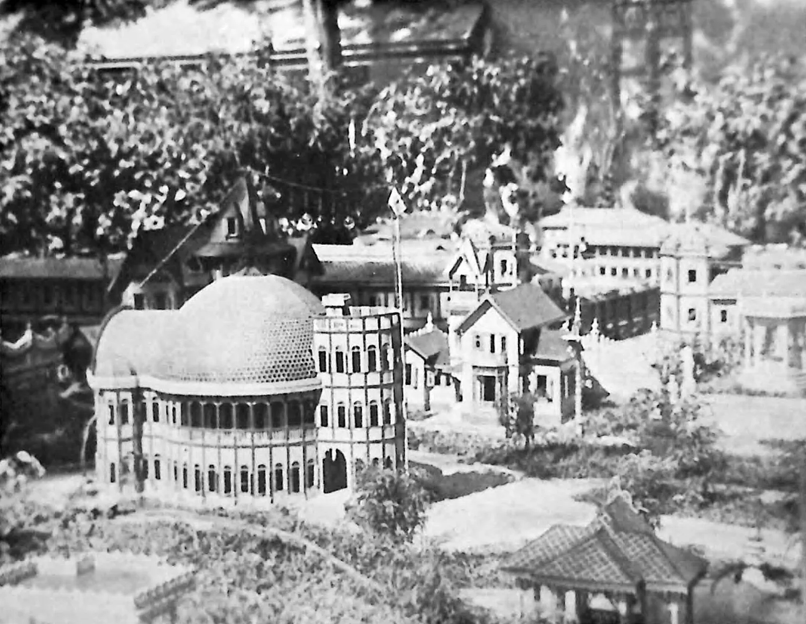 ภาพถ่ายเก่า ค.ศ. 1924 อาคารจำลองขนาดเล็กในเมืองดุสิตธานี