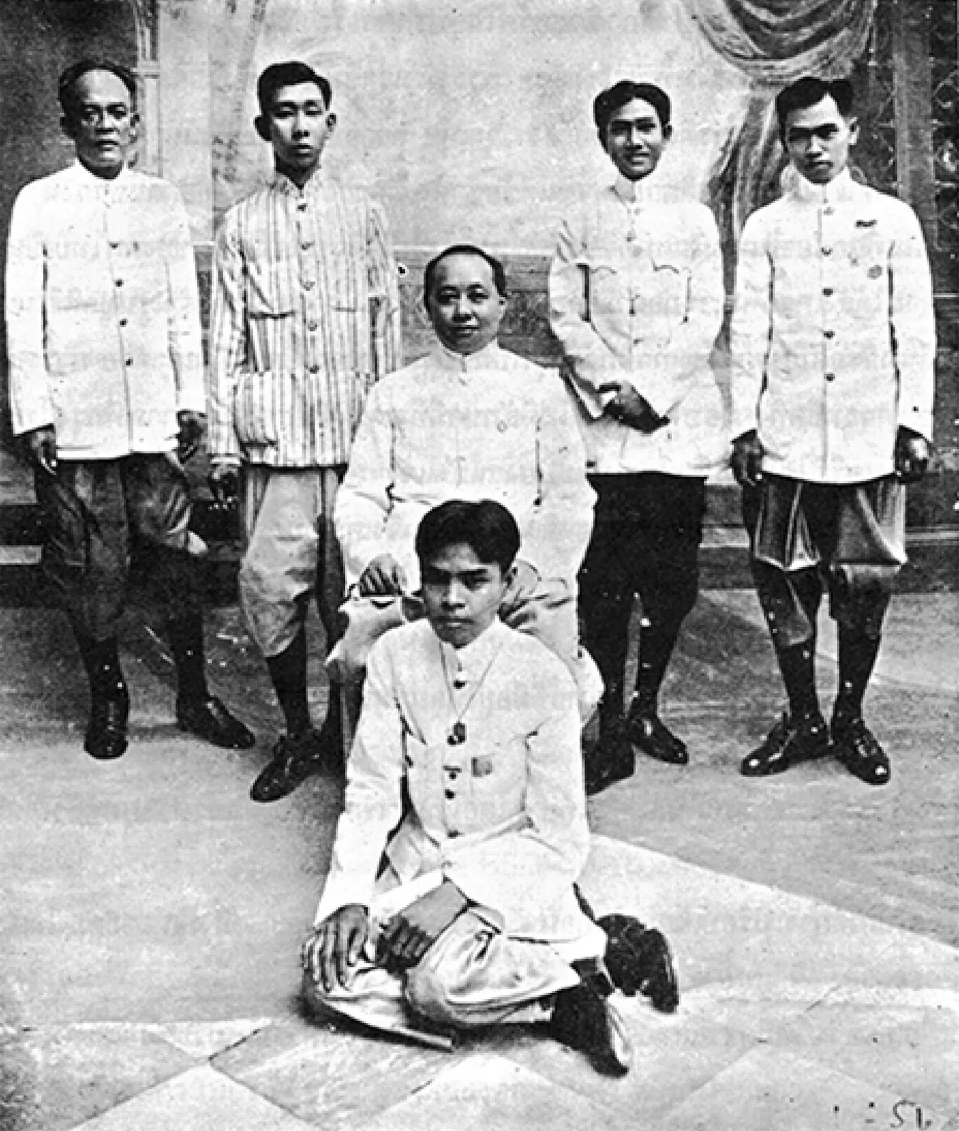 ภาพถ่ายเก่า รัชกาลที่ 6 กับสมาชิกพรรคฝ่ายขวาของดุสิตธานี