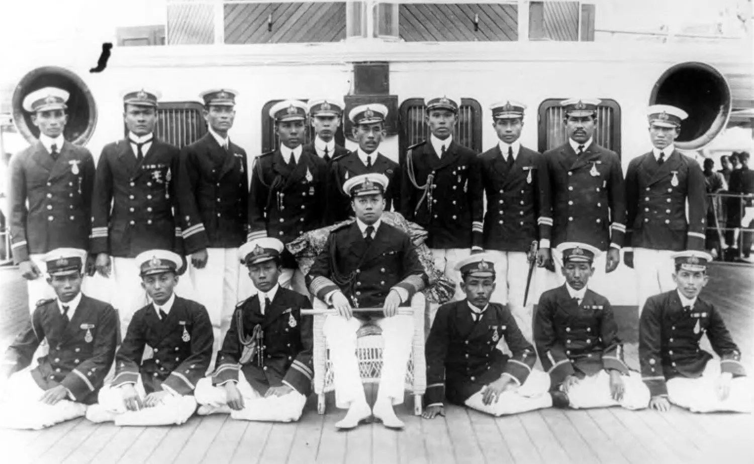 ภาพถ่ายเก่า ธันวาคม ค.ศ. 1914 รัชกาลที่ 6 บนเรือมหาจักรี ที่มณฑลจันทบุรี