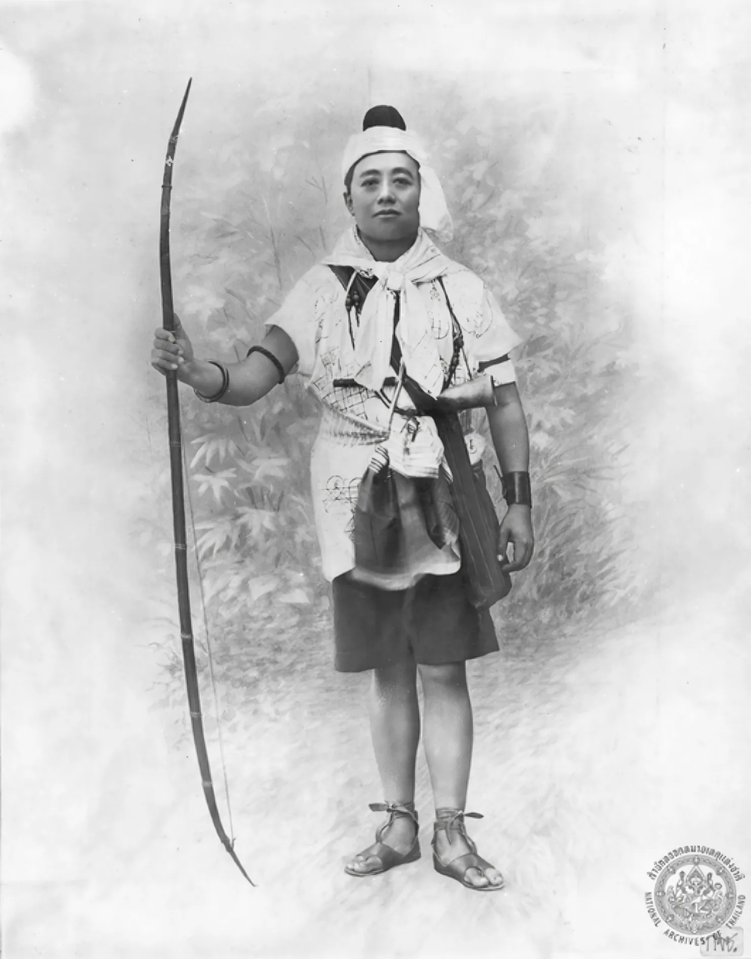 ภาพถ่ายเก่า ค.ศ. 1924 รัชกาลที่ 6 ในเครื่องแต่งกายละครเรื่องพระร่วง ถือคันธนู